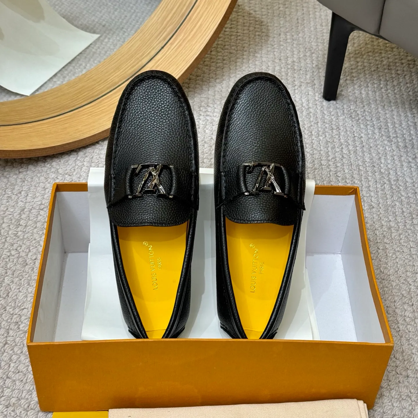 Men's men's shoes 💰420 (Yangli) LV 2⃣️0⃣️2⃣️5️⃣Spring and summer counter GLORIA series models ✈️Original factory special leather production, original last type. A classic driving slip-on casual shoe that shows an elegant style with exquisite craftsmanship details such as Monogram embossing all over the upper🌀Italian imported calfskin fabric Sheepskin foot pads➕Inside～Private mold replica sole Unique style Comfortable driving slip-on Size: 4-12 (38-46) Comes with [Counter packaging: original box, wrapping paper, card, instruction manual, shoehorn, cloth bag] No pressure to enter and leave the counter!